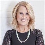 Headshot of Lori Peter